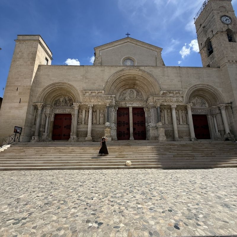 Abbatiale de Saint-Gilles, monument en pierre sous un ciel bleu, ambiance authentique et intemporelle