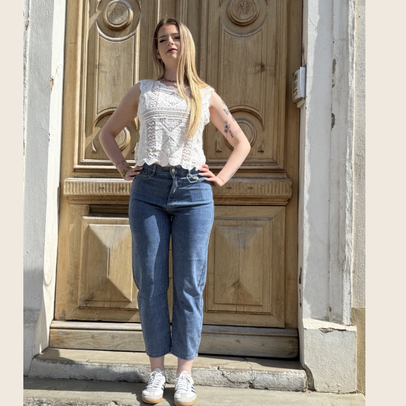 Look femme jean et top blanc en crochet, tenue moderne et facile à porter