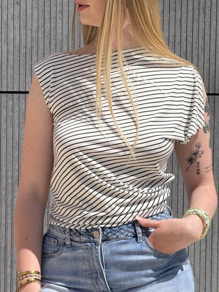 Silhouette féminine en t-shirt rayé noir et blanc et jean, style casual chic élégant