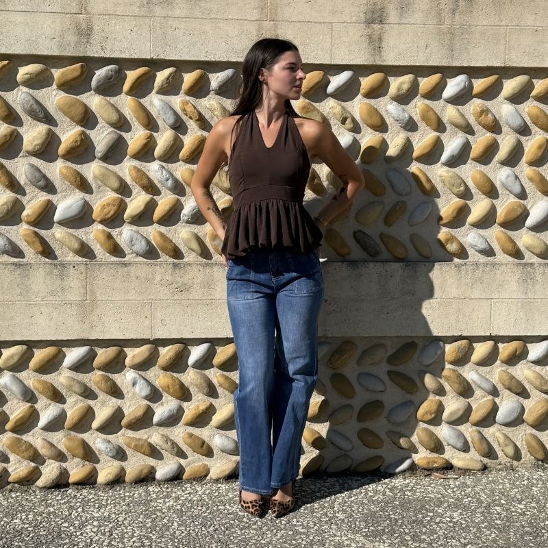 Top dos nu femme chocolat à nouer avec coupe péplum porté avec un jean