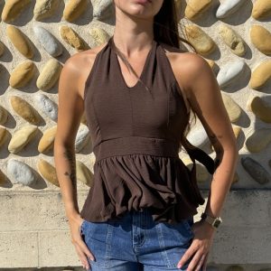 Top dos nu femme chocolat à volant porté avec un jean taille haute.