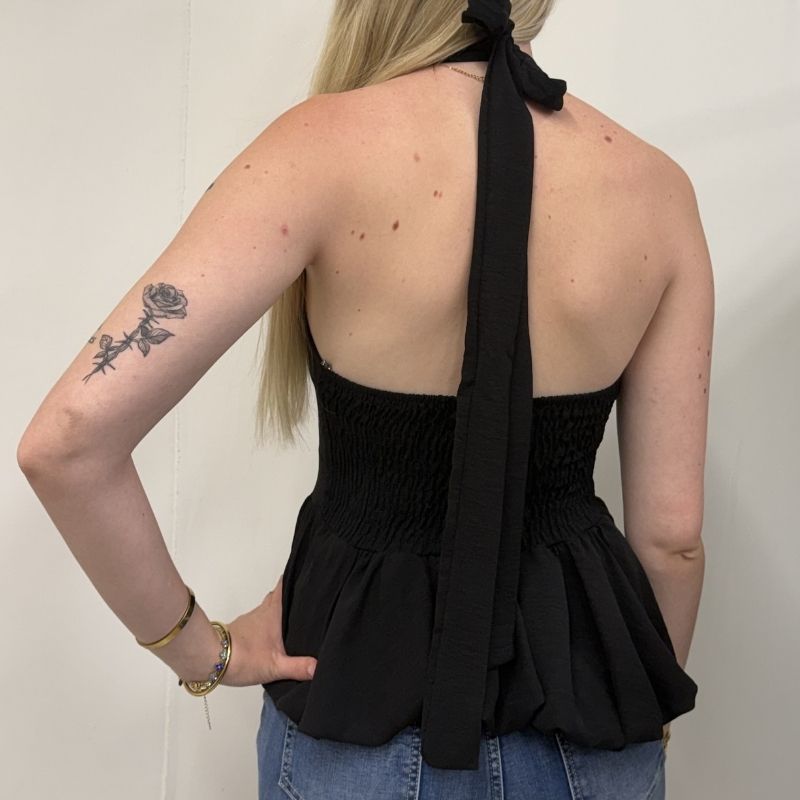 Top dos nu femme noir avec dos smocké et lien à nouer, vue arrière
