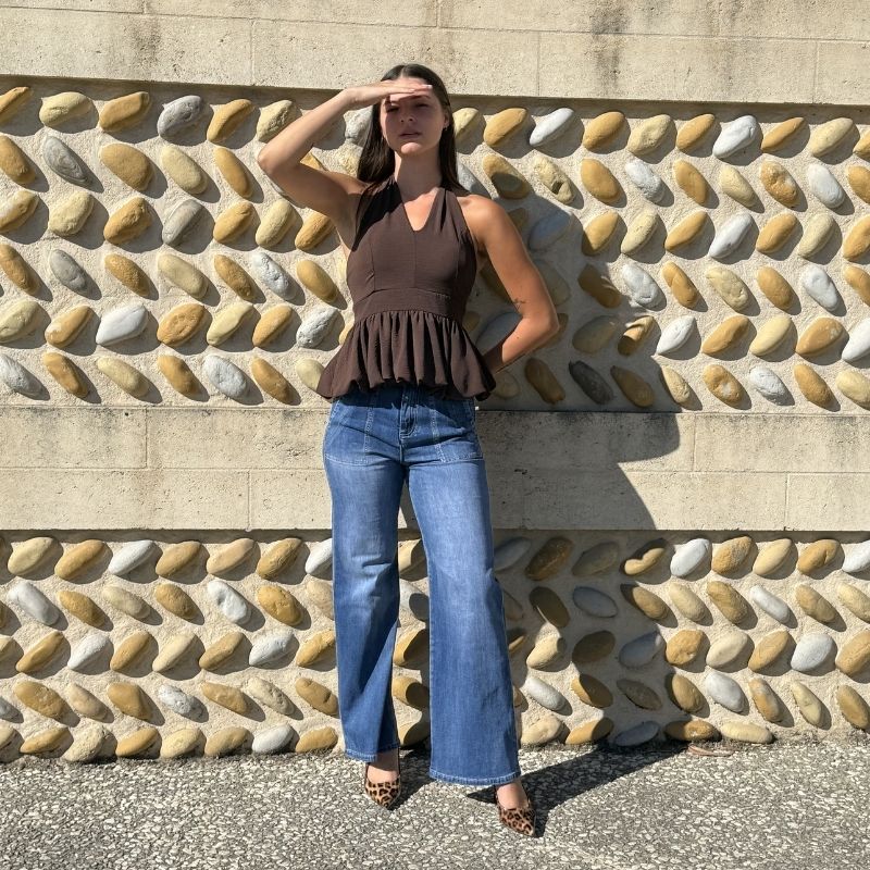 Jean flare bleu femme avec étoile doré - avec top marron - Paris Tenue
