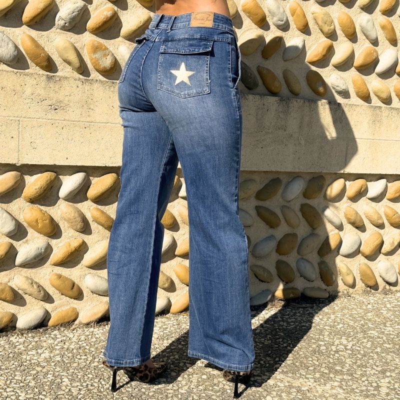 Jean bootcut bleu taille haute Place Du Jour pour femme avec étoile dorée sur la poche arrière.